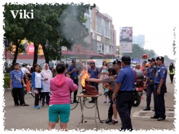 Para petugas pemadam kebakaran menganjarkan pengunjung HBKB cara memadamkan kompor yang terbakar. (foto: Dokpri)