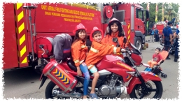 Kami juga foto bersama menggunakan seragam pemadam kebakaran, keren kan? (foto: dokpri)