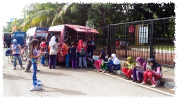 Mobil perpustakaan keliling ramai dikunjungi anak-anak di lokasi HBKB. (foto: dokpri)