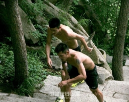 Lin Dan dan Chen Long sedang berlatih Fisik/ Sumber : www.sportphoto.cn