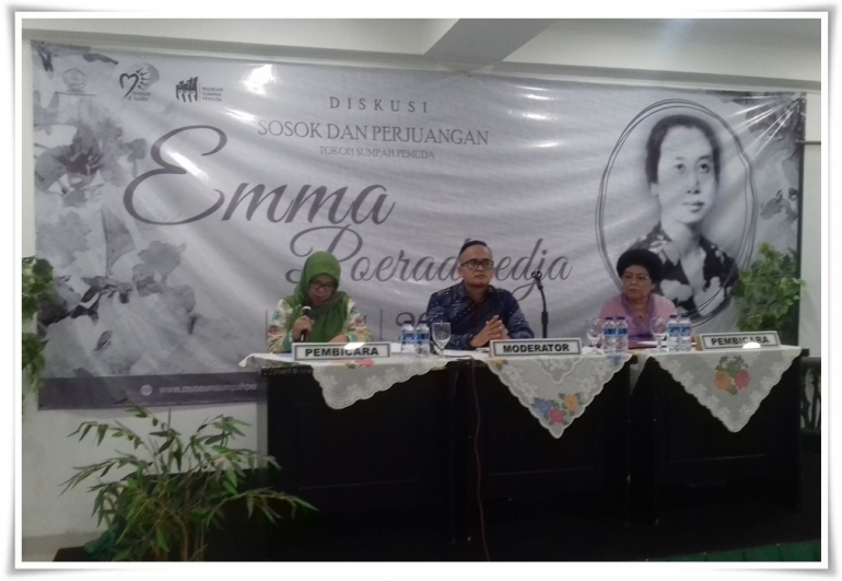 Pemakalah Lasmiyati (kiri) dan Amarawati (kanan) dengan moderator Asep Kambali (Foto: Djulianto Susantio)