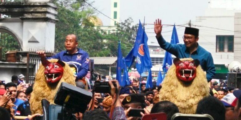 Ridwan Kamil diarak dengan sisingaan ketika hadir dalam deklarasi dukungan dari Partai Nasdem di Lapangan Tegalega, Bandung. Foto : KOMPAS.com