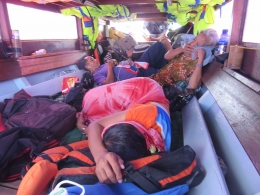 Tertidur, kelelahan atau Mabok hanya penumpang yang tau (foto Adi Prima)