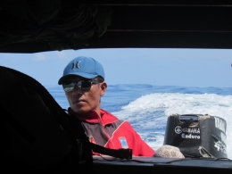 Operator yang berpengalaman selalu mengamati gelombang laut demi keselamatan ( foto Adi Prima)