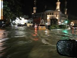 6. Banjir Juga Menerjang Akses Ke Islamic Center Samarinda, Macet Parah di akhir 2016 I tribunnews.com