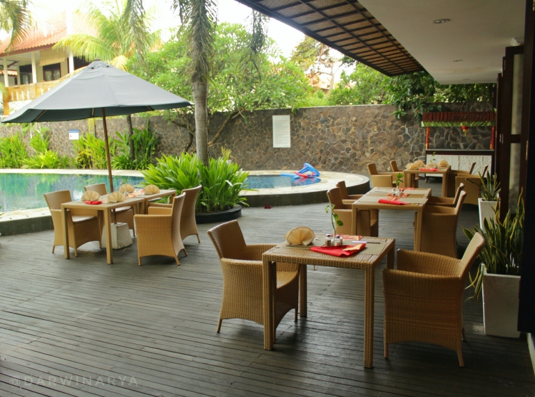 Ruang Makan Restoran di Tepi Kolam Renang Best Western Resort Kuta / dap