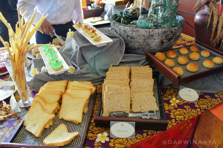 Roti Putih Biasa (Paling Kiri), Roti Gandum (tengah) dab Soft Roll (Paling Kanan) / dap