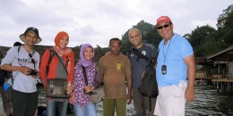 Koleksi Pribadi. Merapat di Lisar Bahari Hotel Guest House, Sawai, di sambut sekaligus foto bareng dengan Pak Ali (ke-4 dari kiri), sang owner. Sang komandan trip, Sofie, kedua dari kiri
