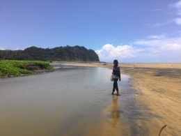 Sungai yang langsung menyatu dengan laut dapat dijumpai di Pantai Dlodo