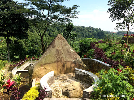 Situ Batu Aseupan di Desa Sukaharja (Foto: Diella Dachlan)