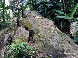 Batu Adzan, di jalur menuju Gua Langkop. Foto: Diella Dachlan