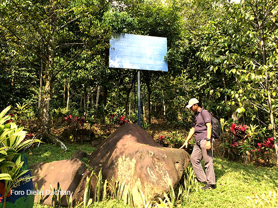 Bimo di depan situs Batu Kursi di Kampung Pasiran Tengah, Desa Sukaharja (Foto: Diella Dachlan)