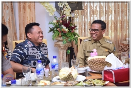 Komandan Lantamal VI TNI (kiri) bersama Bupati Bantaeng (kanan) saat jamuan makan siang di Rumah Jabatan Bupati Bantaeng (22/03).