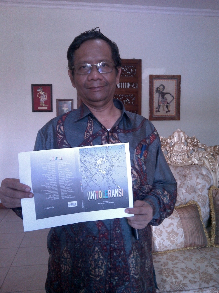 Cover buku (In) Toleransi dan Prof. Mahfud, MD (dok. KutuBuku)