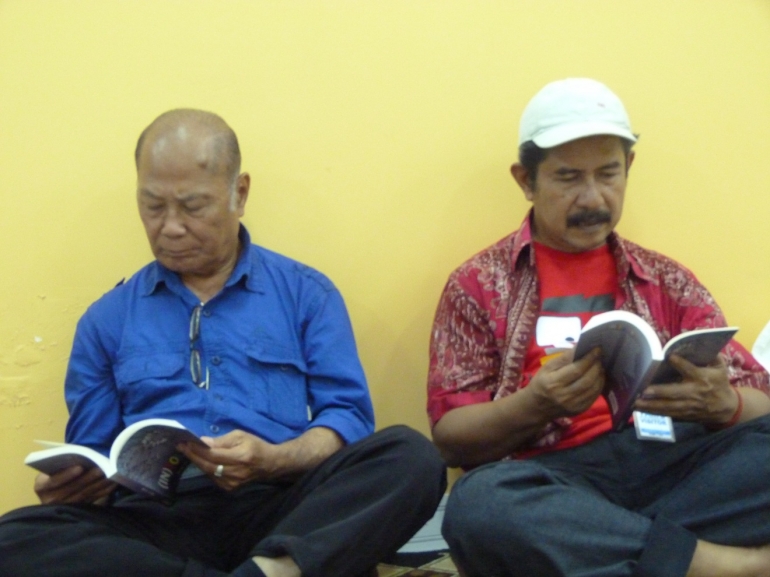 Teha Sugiyo dan Isson Khairul, serius nyimak buku (dok.TS)