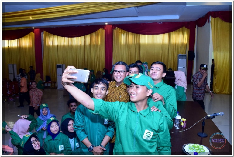 Nurdin Abdullah (batik) berfoto bersama mahasiswa KKN UIN Alauddin Makassar saat diterima di Balai Kartini Bantaeng (23/03).