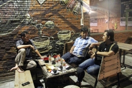 M. Ramdhan (berkaos hitam) sang pemilik cafe saat berbincang bersama kami (foto dindin)