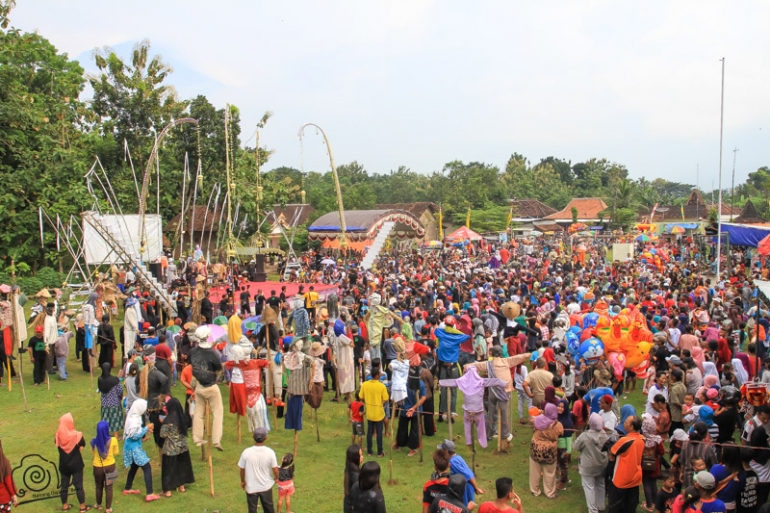 kemeriahan di lapangan desa Glinggang dalam festival den den sawah