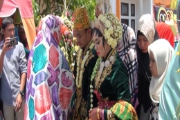 Gambar 7, Kedua mempelai mendapata arahan dari dukun pengantin (Doc. FMT)