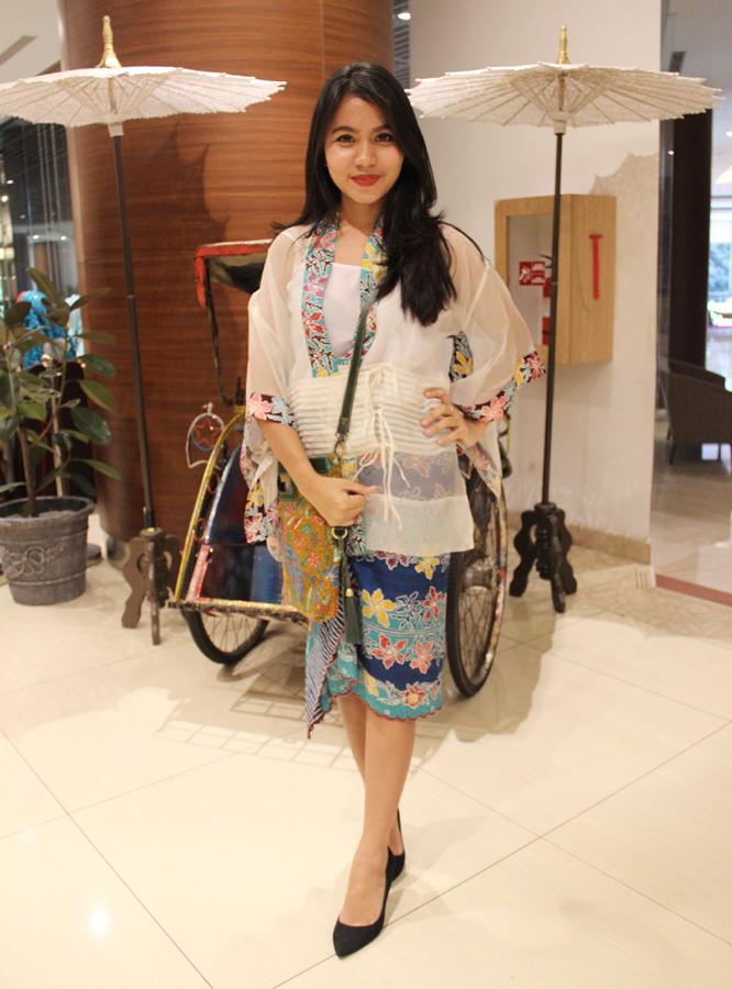 Batik Etnik Tangsel bawahan dengan motif Anggrek van Douglas. (Foto: Gapey Sandy)