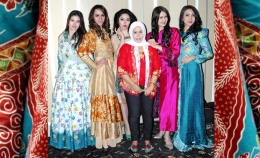 Nelty Fariza K (kerudung putih) bersama sejumlah model yang mengenakan Batik Etnik Tangsel karyanya. (Foto: Nelty Fariza/Sekar Purnama)