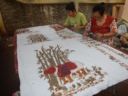 Pengerjaan Batik Etnik Tangsel di Galeri Sekar Purnama. (Foto: Gapey Sandy)