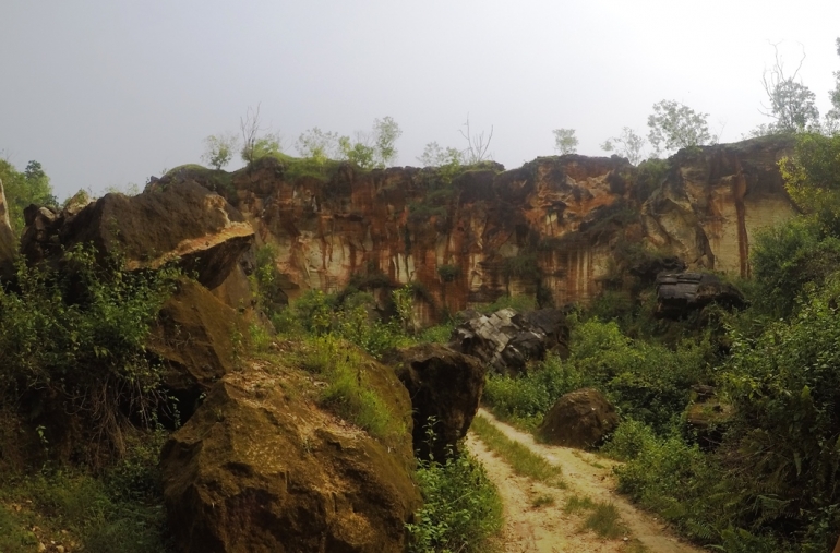 Ruang dalam (atas) dan luar bukit (bawah) Arosbaya (koleksi pribasi)