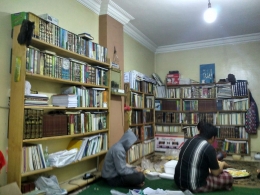 pustaka pribadi di rumah saya, biasa nya mahasisiwa indonesia di mesir memilki pustaka pribadi dirmah mereka
