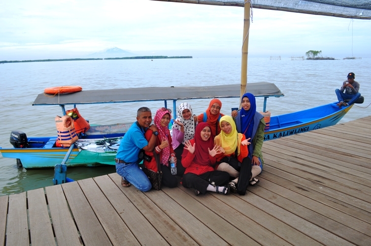 Foto bareng di dermaga berlatar perairan dan Gunung Ciremai (Dok. Yani)