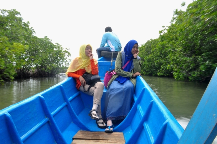 Berperahu di antara hutan bakau (Dok.Yani)