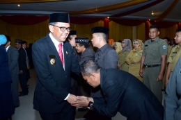 Bupati Bantaeng (H. M. Nurdin Abdullah) mendatangi serta bersalaman dengan seluruh pejabat yang dilantik (25/03).