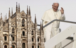 Paus dengan latar Katedral Milan, FOTO: infovaticana.it