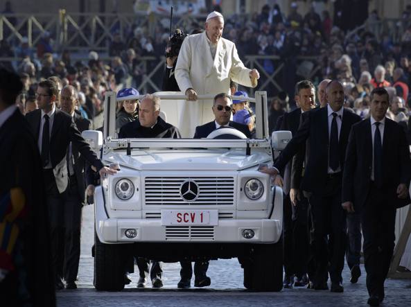 Paus Fransiskus di Mobil Khusus Vatikan, FOTO: milano.corriere.it