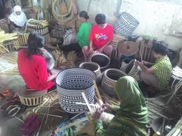 Kesibuka ibu-ibu pengrajin bambu Tunggak Semi (dokpri)