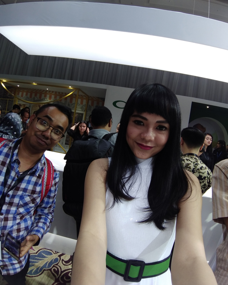 Deskripsi : Hasil jepretan camera depan wide angle yang bening I Sumber Foto : Andri M