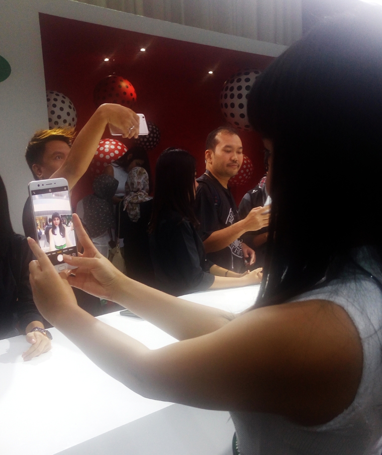 Deskripsi : Seorang Gadis mencoba selfie dengan OPPO F3 Plus I Sumber Foto : Andri M