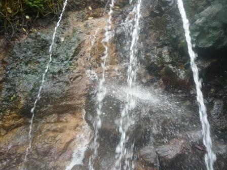 Sumber mata air panas dari sela-sela batu