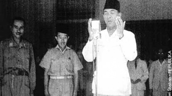 sukarno berdoa usai pembacaan proklamasi, ini foto yang baru pertama kali ini saya lihat (blog pesantrenbudaya)