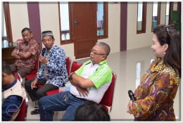 Meisy Papayungan (kanan) mendengarkan masukan peserta Rapat Gugus Tugas Kabupaten Layak Anak di Kabupaten Bantaeng (25/03).