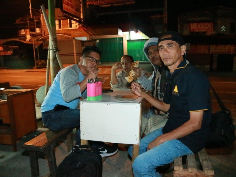 Penulis : J.Krisnomo, depan bertopi, bersama teman-teman, saat makan Ketan Bakar.