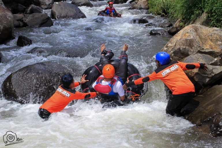 bagi yang penakut, team penolong siap di sepanjang sungai terutama tempat yang sering peserta terjatuh