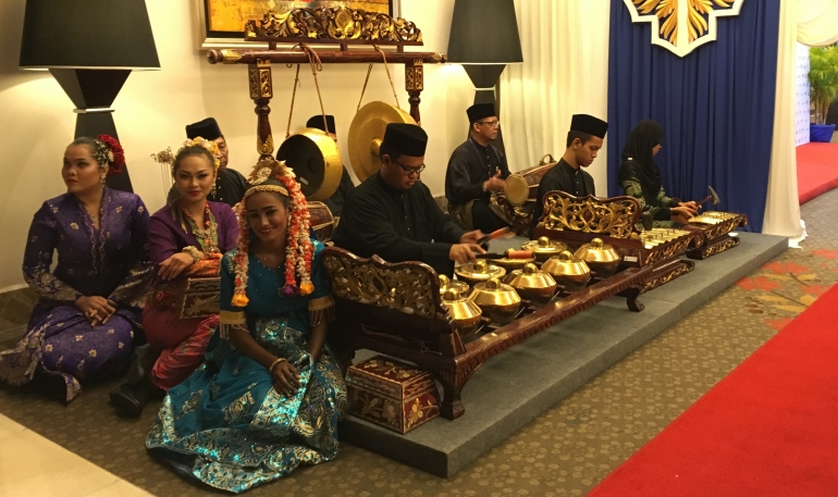 Parisipan dan undangan AUYA 207 disambut oleh gamelan dan sejumlah kaum muda yang mengenakan pakaian adat sebagai lambang kelestarian tradisi dan keberagaman suku di Malaka, Malaysia. Dokumentasi Kompasiana