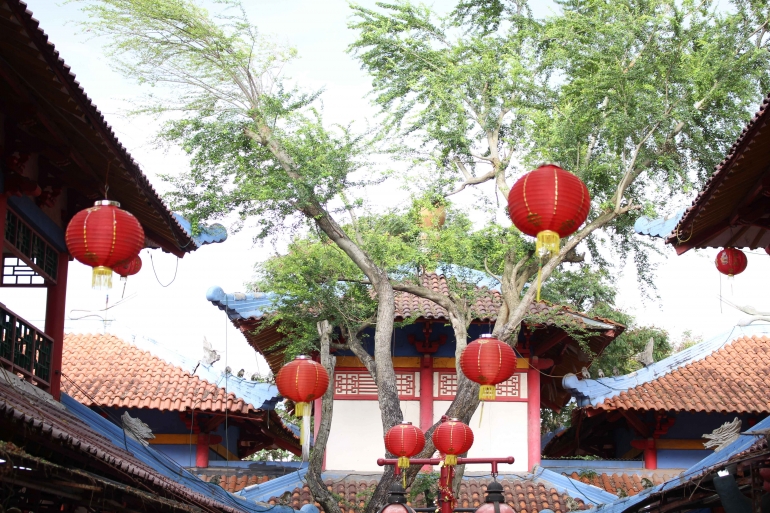 Lampion yang menghiasi jalan di pertokoan Kampung Cina.