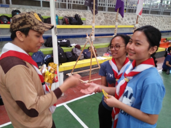 Pesta Penegak: sangga menunjukkan jiwa enterpreneur dan kreativitasnya.