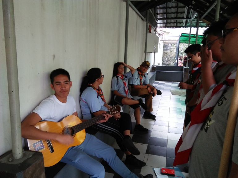 Pos Lagu, sangga berlomba meneriakkan yel-yel dan menyanyikan lagu mars ambalan.