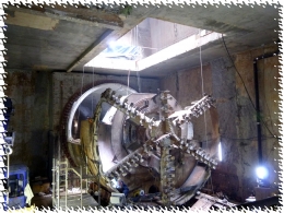 Wow besar banget mesin bor Antareja untuk membuat terowongan MRT ini. (foto: dokpri)