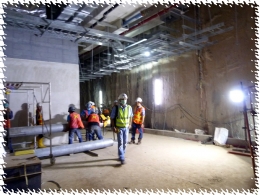 Kesibukan para pekerja proyek MRT di lantai councourse. (foto: dokpri)