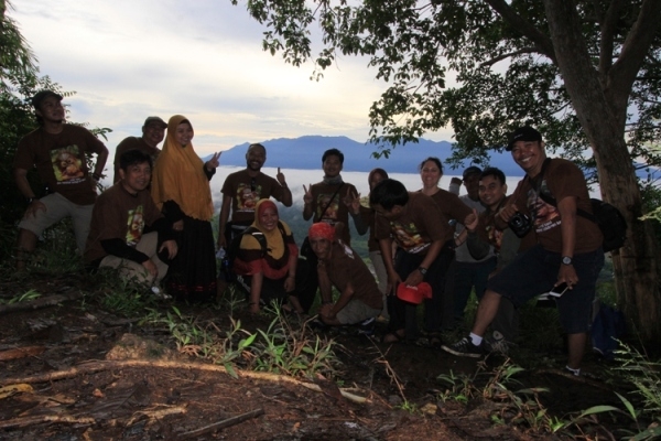 Peserta Fieldtrip saat berada di Batu Bulan. Foto dok. Wahyu Susanto, YP