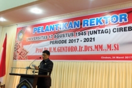 Sunjaya Purwadi Sastra orasi saat pelantikan Rektor baru Universitas 17 Agustus 1945 Cirebon (Dokumentasi Pribadi)