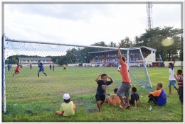 Beberapa anak melompat kegirangan saat striker Takkang Bassia FC membobol gawang Herlang FC (28/03).